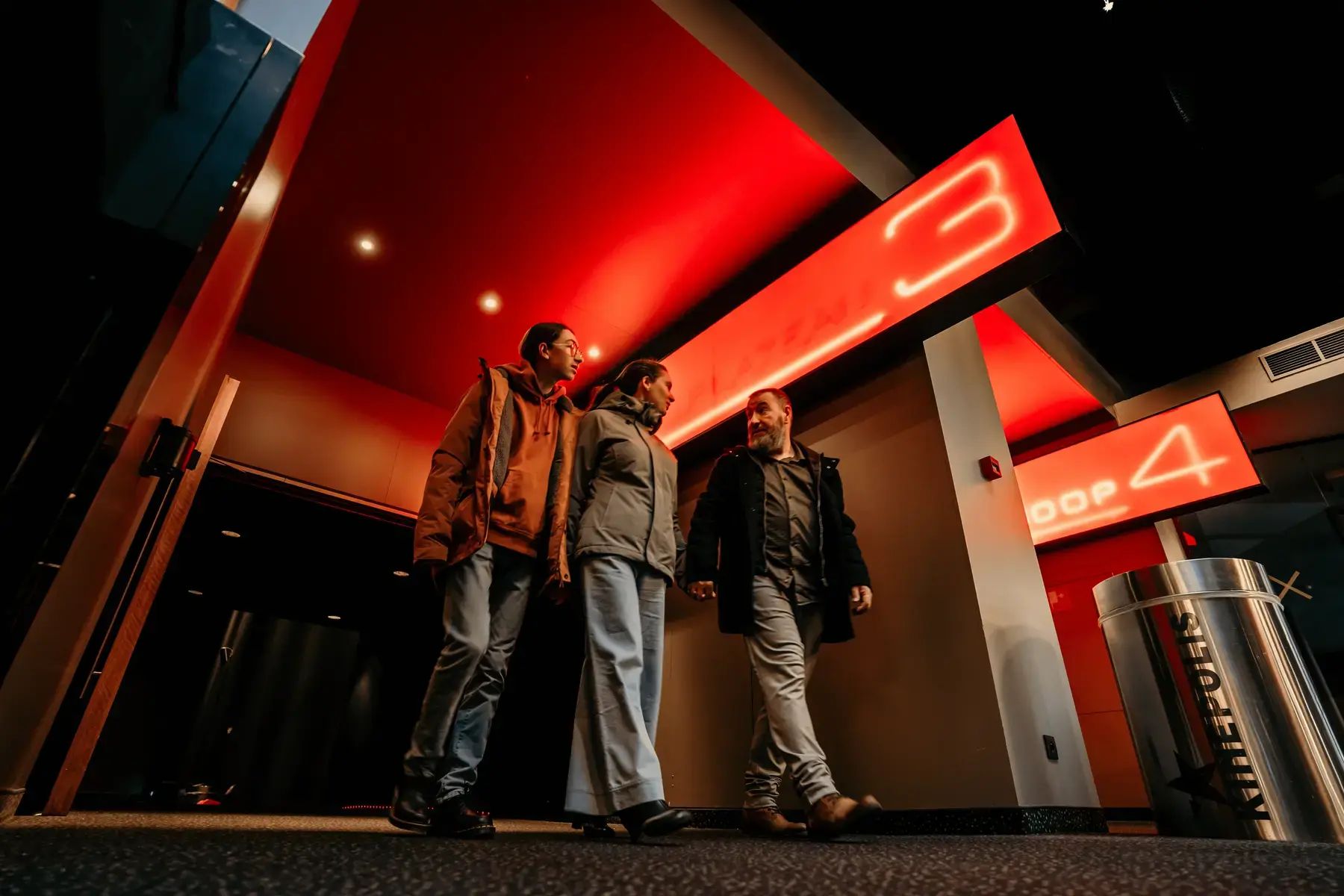 Cinema - mensen verlaten zaal (2) (2)